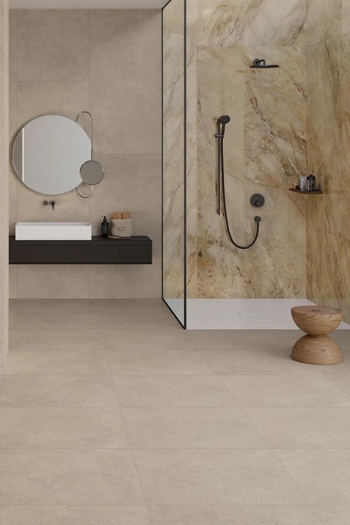 Carrelage beige dans salle de bain