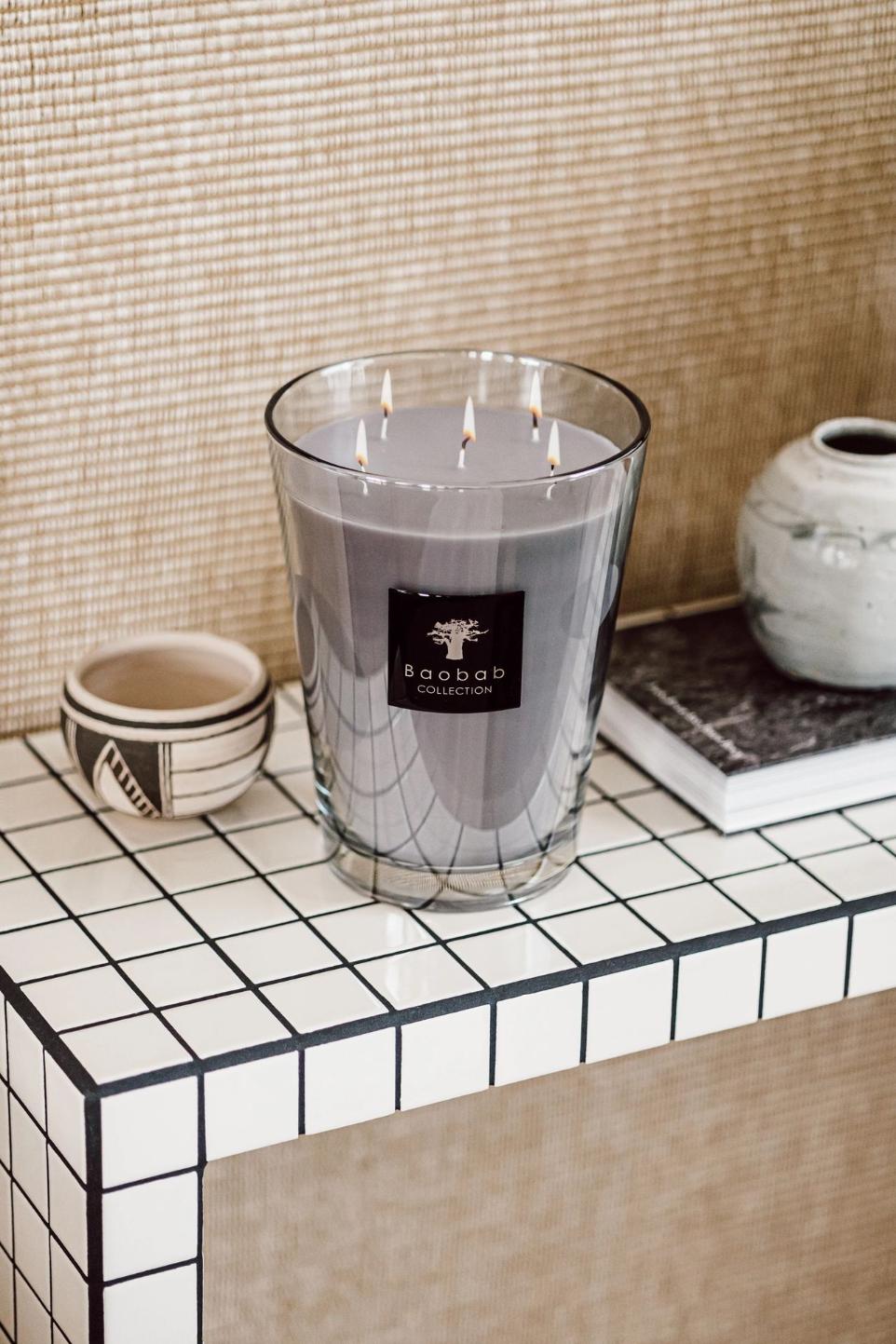 Bougie Baobab sur meuble